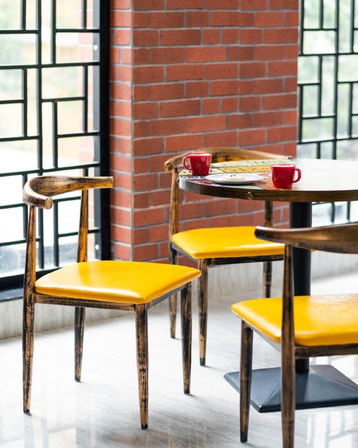 Couch & Cheese Homestel The Most Luxurious Hostel For Working Professionals & Students Pune Exteriör bild